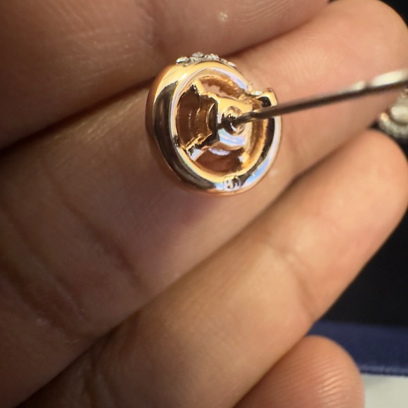 Swarovski Dextera stud earrings
Round cut, White, Rose gold-tone plated studs - Picture 3 of 8